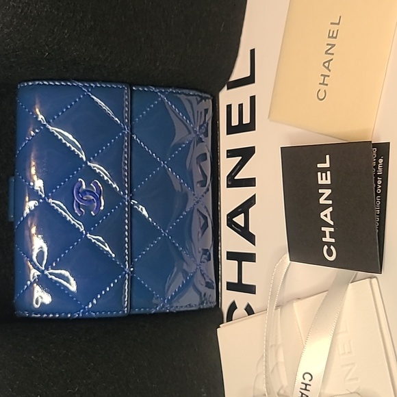 CHANEL RARE VINTAGE 2012 HERE MARK CC MATELASSE PATENT LEATHER W/ COIN PURSE - Picture 1 of 17